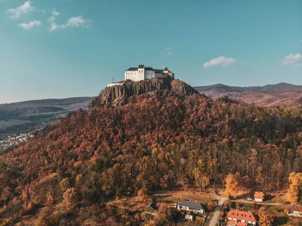 Castillo Medieval Fuzer Hungría Cima Las Grandes Montañas Contra Cielo —  Fotos de Stock