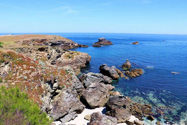 Ein Schöner Blick Auf Riesige Felsen Ufer Eines Blauen Meeres — Stockfoto