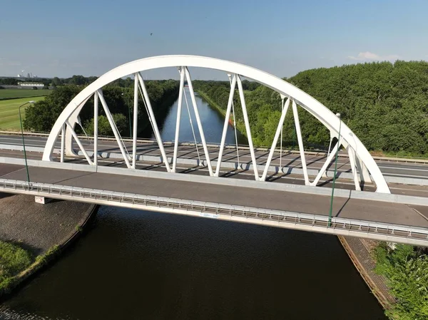 Μια Πανοραμική Θέα Μιας Αψιδωτής Γέφυρας Πάνω Από Ένα Ποτάμι — Φωτογραφία Αρχείου