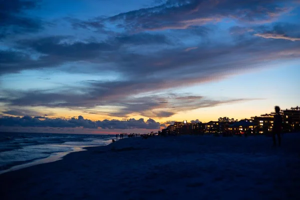 日落时海滩上建筑物的轮廓 — 图库照片