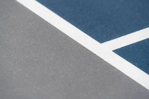 白の線と境界線からグレーと素晴らしい新しい青のテニスコート — ストック写真