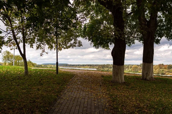 Дорога Через Парк Веде Набережної Річки Гомелі — стокове фото