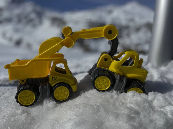 Caminhões Brinquedo Escavadeiras Neve Inverno Frente Uma Montanha Nevada Nos — Fotografia de Stock