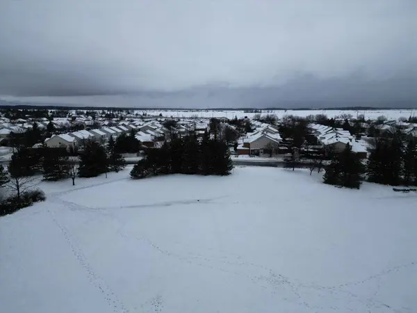 Vacker Bild Landsbygden Täckt Med Snö Den Grå Snön — Stockfoto