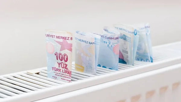 中央暖气散热器中的土耳其里拉钞票 增加暖气费用的概念 — 图库照片
