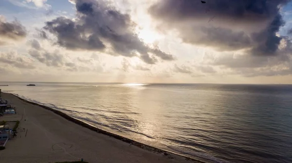 Widok Powietrza Fal Morskich Dotykających Brzegu Przy Zachmurzonym Zachodzie Słońca — Zdjęcie stockowe