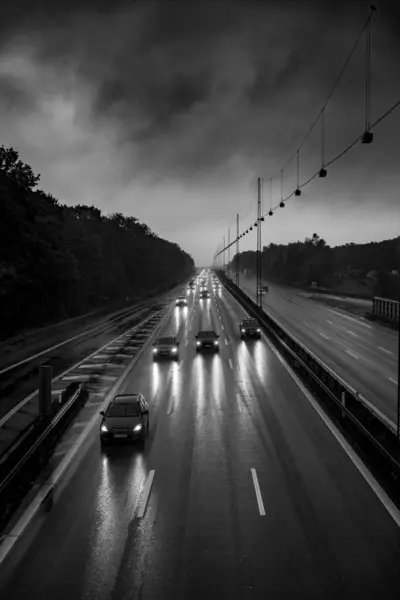 어둡고 구름낀 도로에서 운전하고 차들의 — 스톡 사진