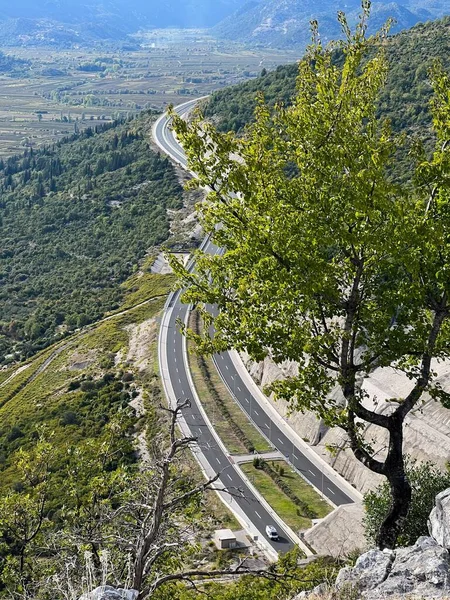 Een Verticaal Uitzicht Een Snelweg Bergen Een Zonnige Dag Kroatië — Stockfoto