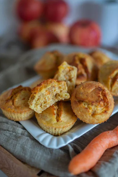 Eine Nahaufnahme Köstlicher Karotten Muffins Auf Einem Weißen Teller Vor — Stockfoto