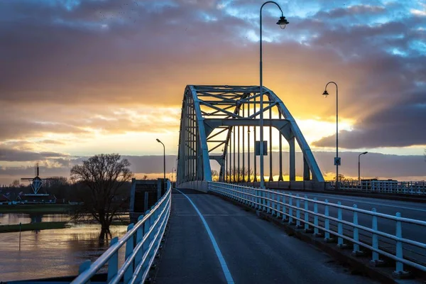 Vacker Utsikt Över Bro Över Flod Solnedgången — Stockfoto