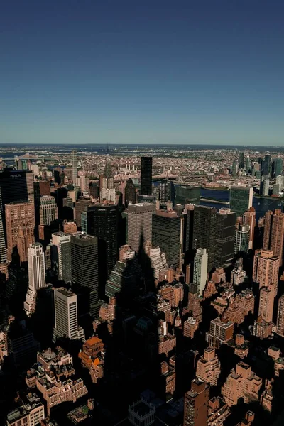 帝国大厦顶上的一个垂直镜头给曼哈顿的建筑物投下了阴影 — 图库照片