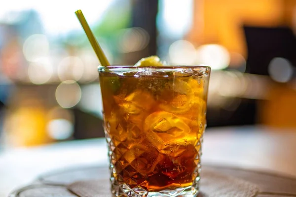 Selektywne Skupienie Napoju Koktajlowego Rum Kryształowej Szklance — Zdjęcie stockowe