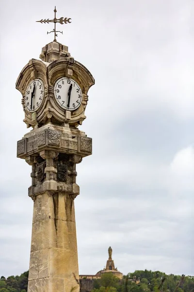 Een Verticaal Schot Van Klok Toren Tegen Een Bewolkte Lucht — Stockfoto