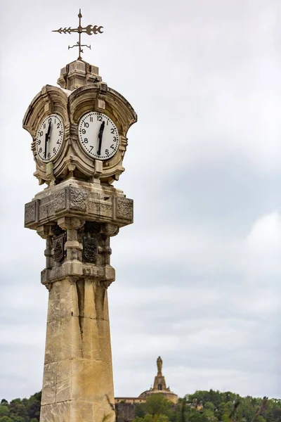 Colpo Verticale Della Torre Dell Orologio Contro Cielo Nuvoloso — Foto Stock