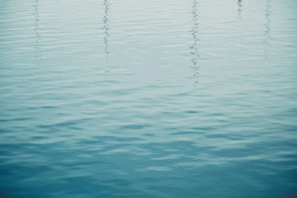 Ένα Κοντινό Πλάνο Της Γαλάζιας Πισίνας Κυματισμούς Και Κύματα — Φωτογραφία Αρχείου
