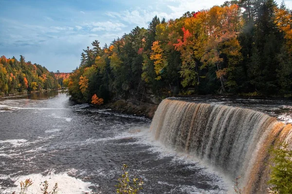 秋の紅葉に囲まれたミシガン州の魅力的な滝 — ストック写真