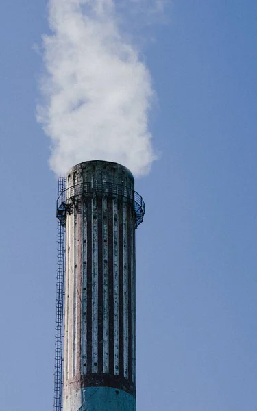 一缕垂直的烟从工业烟囱中升起 污染概念 — 图库照片