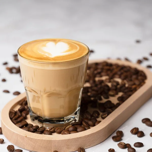 Eine Kaffeetasse Auf Einem Holzteller Umgeben Von Kaffeebohnen — Stockfoto