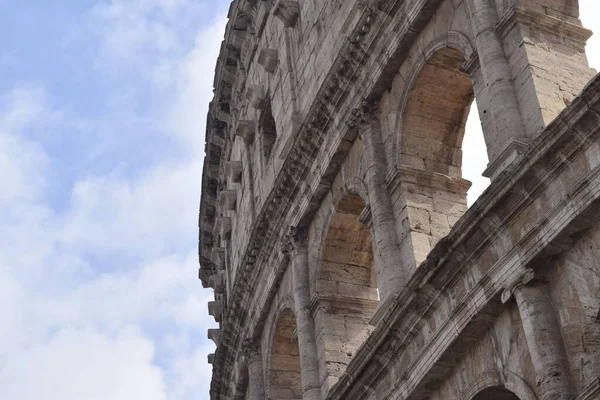 Een Lage Hoek Opname Van Wijdvermaarde Colosseum Rome Tegen Blauwe — Stockfoto