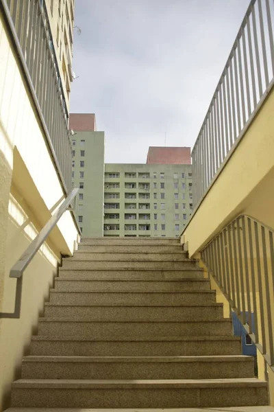 Eine Reihe Von Treppen Die Gebäuden Hinauf Führen — Stockfoto