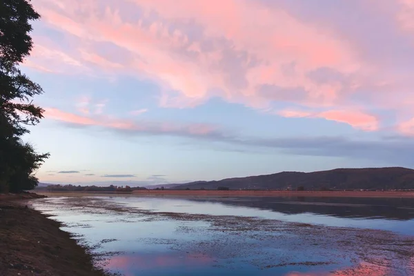 ピンクの夕日でルーマニアのArges郡のValcelele湖の景色 — ストック写真