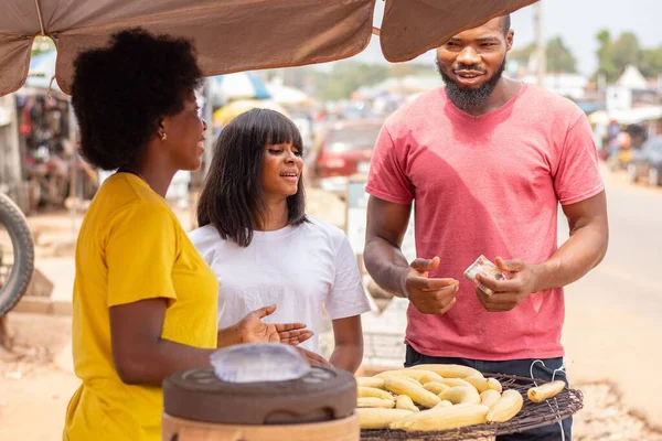 African People Buying Roasted Plantain — Stock Photo, Image