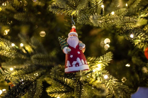 Ένα Παιχνίδι Του Βασίλη Κρεμασμένο Στο Χριστουγεννιάτικο Δέντρο — Φωτογραφία Αρχείου