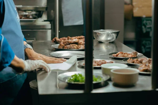 Uma Vista Através Uma Janela Chef Preparando Uma Refeição Com — Fotografia de Stock