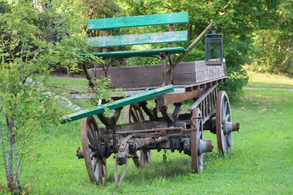 Eine Horizontale Aufnahme Eines Alten Holzwagens Mitten Park Bad Sebastiansweiler — Stockfoto