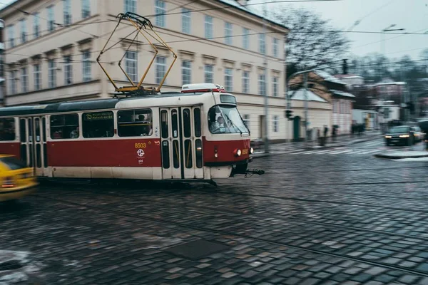 Krásný Výhled Českou Tramvaj Pohybu Chladného Počasí — Stock fotografie