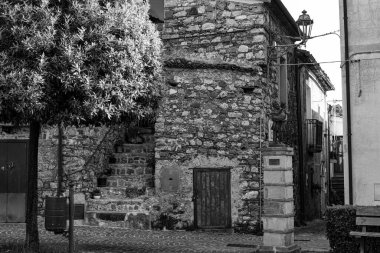 Gri tonlu ve eski bir ev, taş bina ve Sarconi 'de bir merdiven, İtalya' da Basilicata