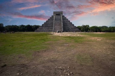Gün batımına karşı Chichen Itza 'nın pitoresk manzarası