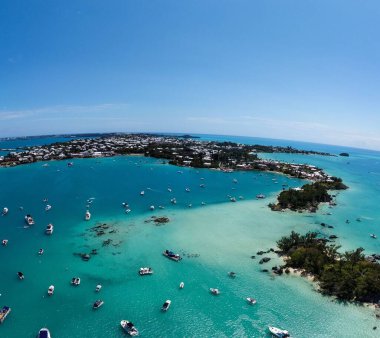 Bir yaz gününde kayalık sahil şeridi ve adalar
