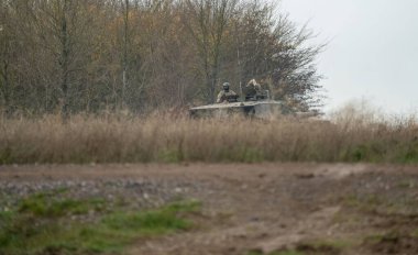 Askeri tatbikat için bir ordu tankı harekete geçti.