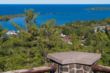 Superior Gölü, Keweenaw Yarımadası, Michigan 'daki Copper Limanı' nın yüksek açılı görüntüsü balkondan görüldü.