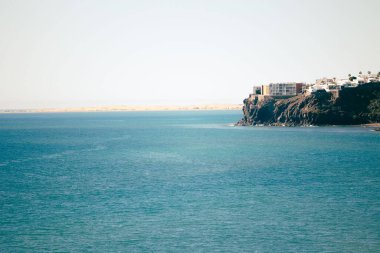 Kanarya Adaları 'nda mavi bir deniz manzarasıyla çevrili bir uçurumun kıyısındaki yerleşim bölgesi.