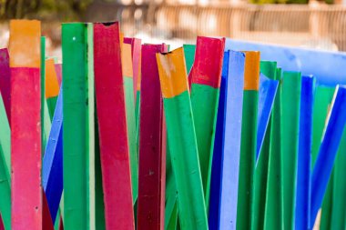 Renkli metalik çubukların farklı şekillerde yakın plan çekimi.