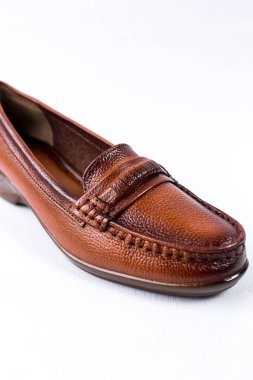 beyaz zemin üzerinde ayakkabı