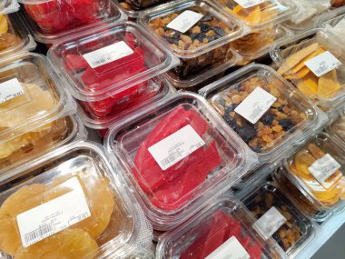 Plastik kutularda paketlenmiş kurutulmuş meyve ve fındıkların yakın plan çekimi.