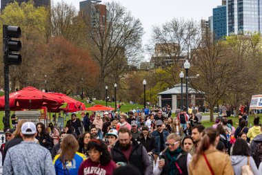 Bir bahar hafta sonu Boston 'da bir kalabalık yürüyüş yapıyor.