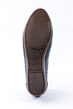 beyaz zemin üzerinde ayakkabı