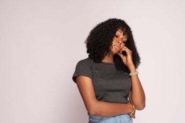 Genç Afrikalı bayan üzgün hissediyor.