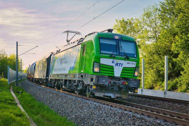 Almanya dağlarında koşan eski bir lokomotif Vectron