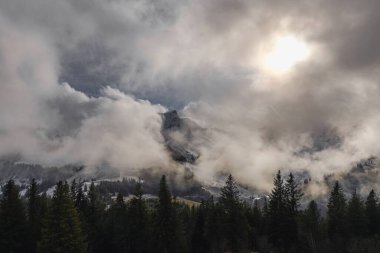 İsviçre Alplerindeki Gantrisch Dağı üzerindeki beyaz bulutların dramatik atmosferi