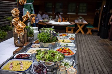 Meyve tabağı gibi tabakları olan buz dolu bir sehpa.