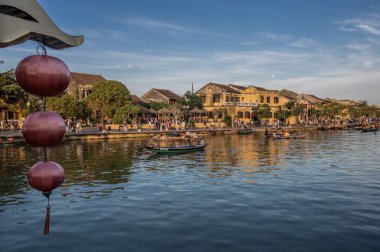 Hoi An sokaklarının güzel bir görüntüsü Vietnam 'da gün boyunca
