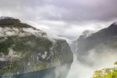 Sisli bir havada koca dağlar arasındaki nehrin güzel bir görüntüsü.