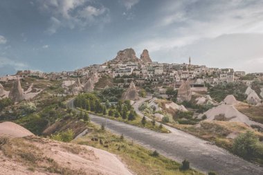 Güneşli bir günde, Türkiye 'nin başkenti Kapadokya' daki Güvercin Vadisi 'nde Uchisar kasabasının güzel bir manzarası var.