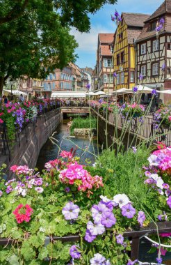 Fransa 'nın Alsace kentindeki Colmar sokaklarındaki binaların dikey görüntüsü