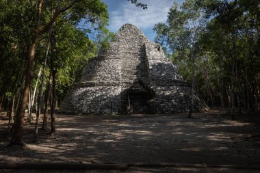 Yucatan 'ın antik Maya kenti Coba' daki bir piramit yapısının yıkıntılarının yakın görüntüsü.